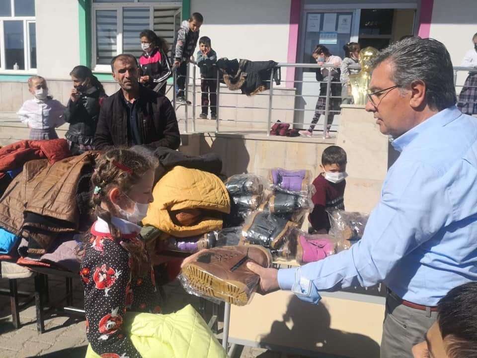 Bir mont-bir bot öğrencilere giysi desteği